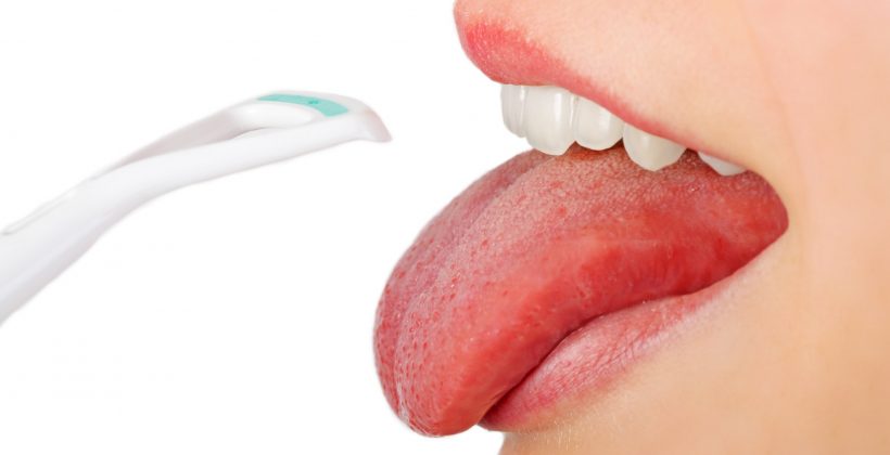 Los beneficios de usar un raspador de lengua