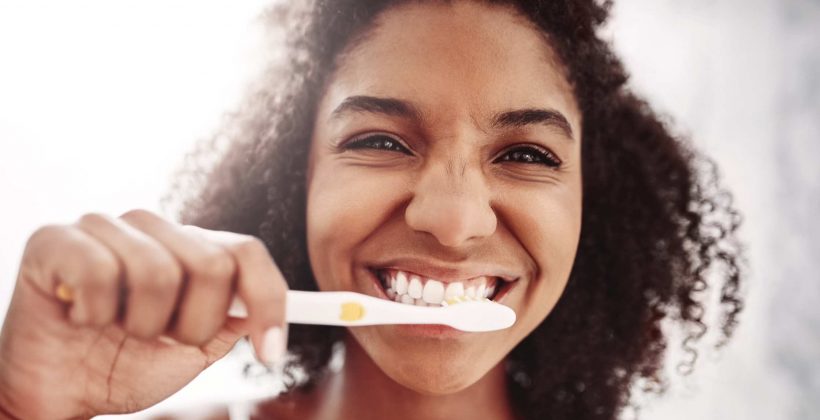 Cómo mantener los dientes limpios y saludables
